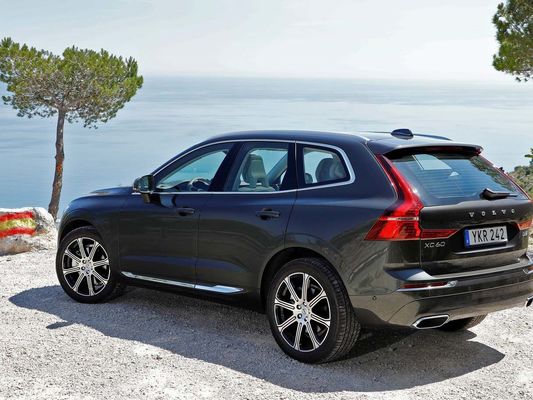 Xe điện 4 bánh trung bình 4WD 180Km / H Công suất tối đa 184KW Volvo XC60 B5