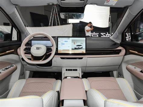 Xe ô tô điện sang trọng thân thiện với ECO Xe SUV dẫn động 4 bánh Geely Geometry M6 450km CLTC