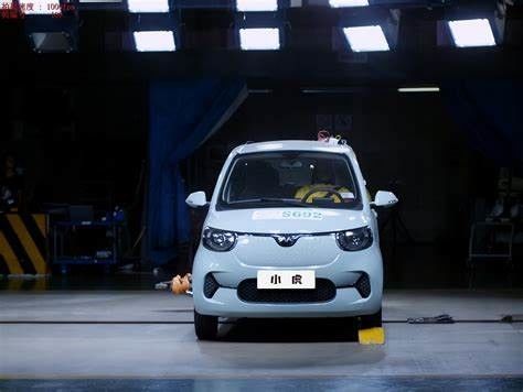 XIAOHU FEV Mini EV Ô tô 100km / h Phương tiện năng lượng mới dành cho người lớn