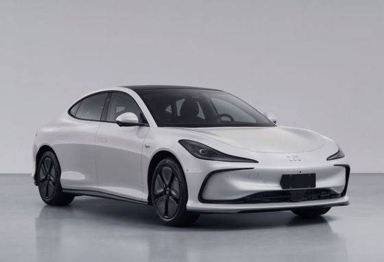 Presale Zhiji L6 Pure Electric 4door Sedan Động cơ 216kw Với A Half Spoke Steeling Wheel Xe năng lượng mới