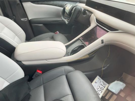 Presale Zhiji L6 Pure Electric 4door Sedan Động cơ 216kw Với A Half Spoke Steeling Wheel Xe năng lượng mới