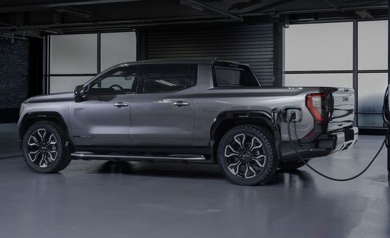 GMC Sierra EV hệ thống truyền động động cơ kép với 754P được đánh giá là kéo lên đến 9500 pound và có thể kéo lên đến 1300 pound của tải trọng