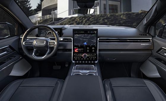 GMC Sierra EV hệ thống truyền động động cơ kép với 754P được đánh giá là kéo lên đến 9500 pound và có thể kéo lên đến 1300 pound của tải trọng