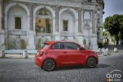 2024 FIAT 500e FWD Mini xe điện pin 42kwh với tốc độ tối đa 94mph