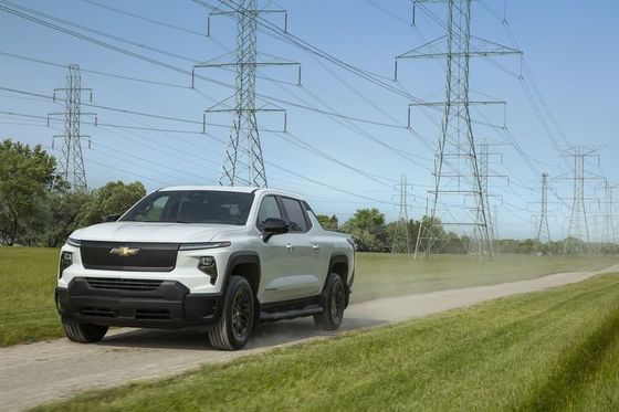 Chiếc xe tải năng lượng mới 2024 Chevrolet Silverado EV với phạm vi EPA 450 dặm ấn tượng làm việc với 10000lb lực kéo