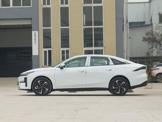 2024 Geely L6 Plug In Hybrid xe điện với phạm vi 1370km
