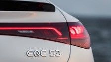 Xe điện siêu tầm xa Mercedes-Benz EQE AMG 53 4MATIC + với động cơ 460kw/625P.s sức mạnh 220km / h tốc độ tối đa