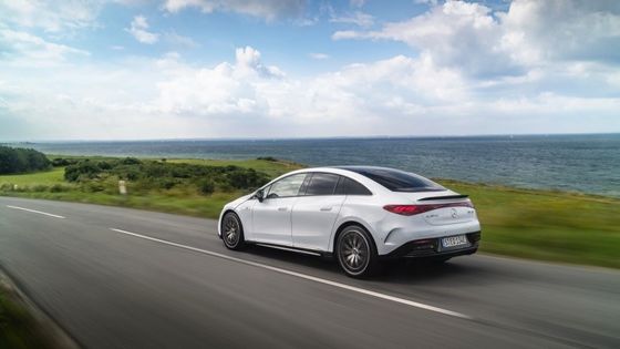 Xe điện siêu tầm xa Mercedes-Benz EQE AMG 53 4MATIC + với động cơ 460kw/625P.s sức mạnh 220km / h tốc độ tối đa