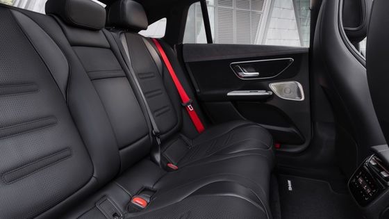 Xe điện siêu tầm xa Mercedes-Benz EQE AMG 53 4MATIC + với động cơ 460kw/625P.s sức mạnh 220km / h tốc độ tối đa