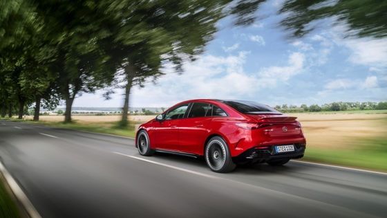 Chiếc xe bán chạy chạy điện Mercedes-Benz EQE AMG 43 4MATIC pin 90,6kwh tầm bắn 450km với động cơ 350kw/476P.s