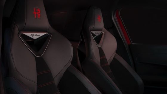 Chiếc xe điện nhỏ gọn đầu tiên Alfa Romeo Junior Electric với pin 54,8kwh và công suất tối đa 158kwh, tầm bay tới 345 dặm