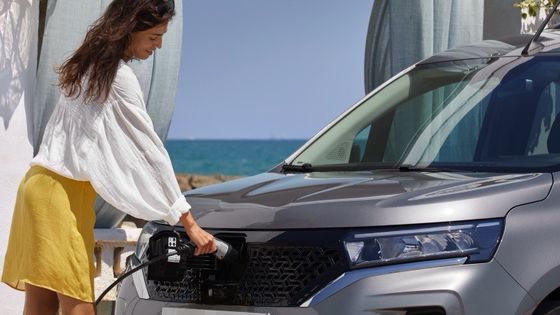 Vị trí lái xe thoải mái và cabin thực tế với giá trị tốt Nissan Townstar MPV Pure Ev với WLTP 285km