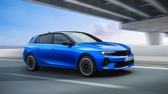 Chiếc xe chạy bằng điện thoải mái ở Opel Astra Electric với pin 54kwh 150kw động cơ sức mạnh ở tốc độ tối đa 170km / h