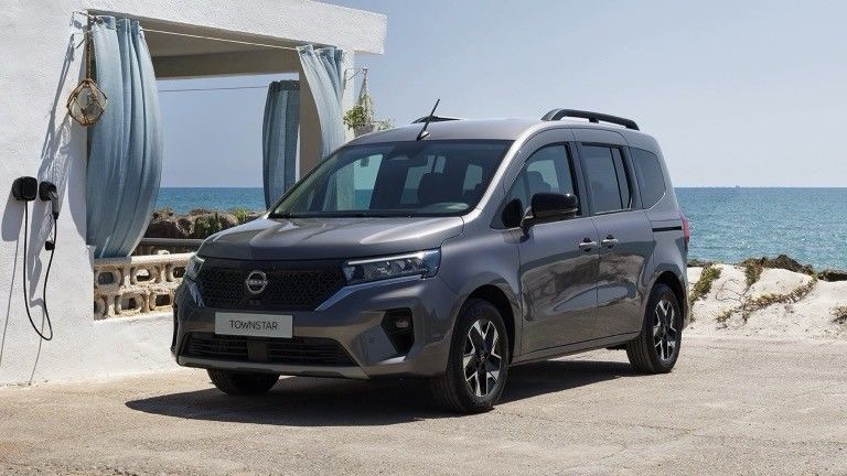 Vị trí lái xe thoải mái và cabin thực tế với giá trị tốt Nissan Townstar MPV Pure Ev với WLTP 285km