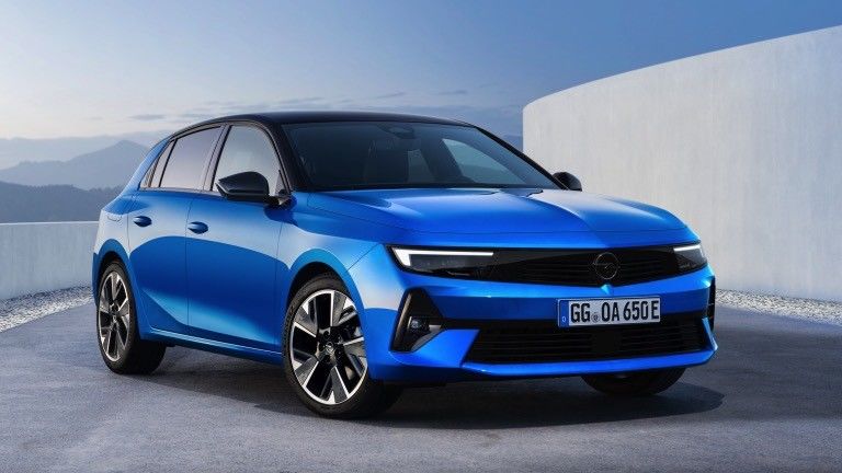 Chiếc xe chạy bằng điện thoải mái ở Opel Astra Electric với pin 54kwh 150kw động cơ sức mạnh ở tốc độ tối đa 170km / h